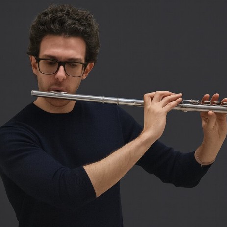 Il flautista Giuseppe Di Palma durante l'esibizione